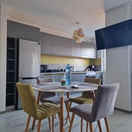 Gray apartment nearby Amethyst & Vivo Mall – hotel w mieście Floreşti