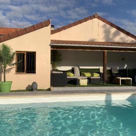 Maison Piscine & Jacuzzi, hotel Saint-Germain-des-Fossés városában