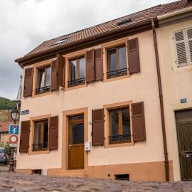 Maison rénovée au cœur de Thann : 3 chambres, cuisine équipée, proche randonnées et villes alsaciennes, Hotel in Thann