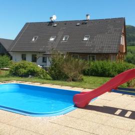 Apartmán v Chaloupce na vršku, hotel in Bernartice
