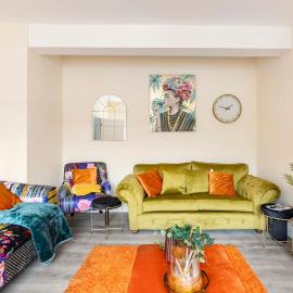 The Peacock Palace- Luxury, hotel in Hornchurch