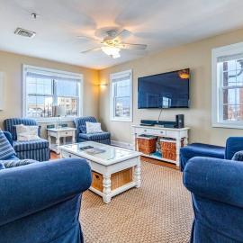 4-bedroom condo with elevator and king bed and parking