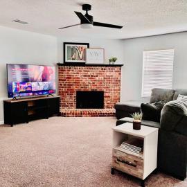 Cozy 3 Bedroom House with Beautiful Fireplace, hotel a McKinney
