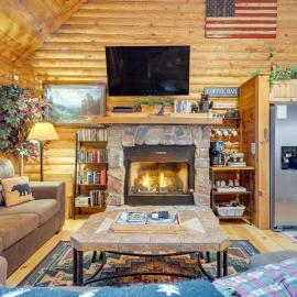 Pet-Friendly Cabin w/ Loft: 5 Mi to Lake Lure!, hotel in Lake Lure
