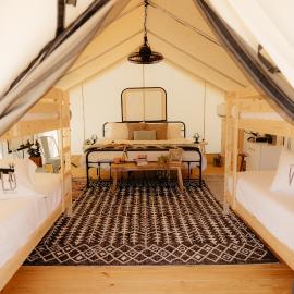 Deluxe Glamping Tents at Lake Guntersville State Park, hotel en Guntersville
