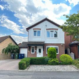 Modern 3 bed House with two bathrooms! Free parking!