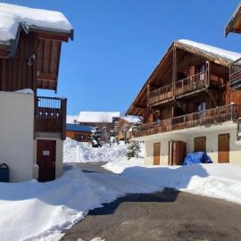 Appartement dans un chalet, résidence avec piscine, hotel in La Toussuire