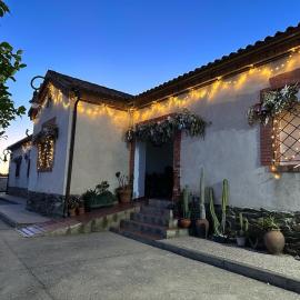 La casa barata, casa rural, hotel din Cedillo