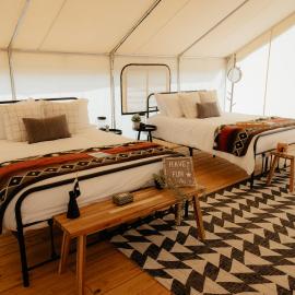 Glamping Tents 2 Queens at Lake Guntersville State Park, hotelli kohteessa Guntersville