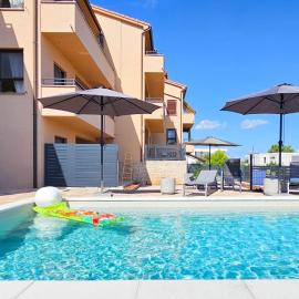 Apartment Bluemare B6 with Shared Pool, hotel in Ližnjan