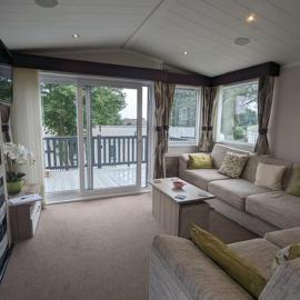 BEAUTIFUL LODGE on SHOREFIELD Country Park on edge of New Forest ENTERTAINMENT AND LEISURE PASSES INCLUDED, hotel di Milford on Sea