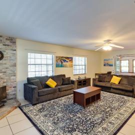 Winter Escape Near The Villages! Private Yard, hotel sa Summerfield