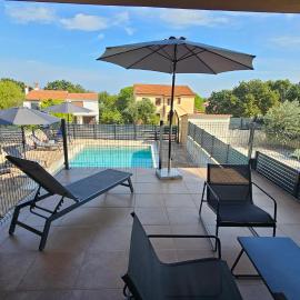 Apartment Bluemare with shared pool, hotel i Ližnjan