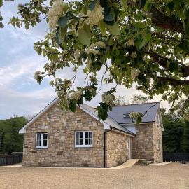 Riverside View - Large, modern 4 bedroom house with hot tub, hotel sa Wooler