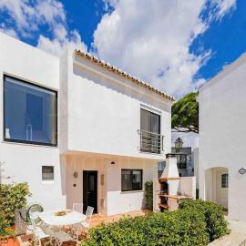 Stunning 3 bed Villa in Vale do Lobo with Resort Membership 3 mins From Beach and Golf, hotel in Loulé