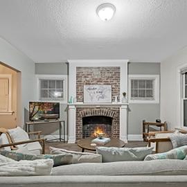 Chic 2BR Duplex Free Parking near Hospitals, hotel in Des Moines