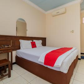 RedDoorz near Bojonegoro Train Station, מלון בBojonegoro