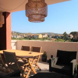 GASARTI Superbe T2 climatisé avec belle terrasse proche de la plage, hotell i Gassin