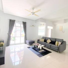 Shamrock Breeze Villa 2: Coastal Haven for 25 Guests, hotel in Batu Ferringhi