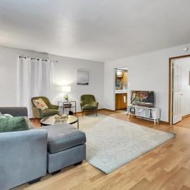 Charming Family Friendly 3BR Duplex Close to Drake, hotel u gradu Des Moines