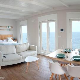 Vila Mariña. Casa marinera con terraza sobre el mar en Caión, hôtel à Cayón