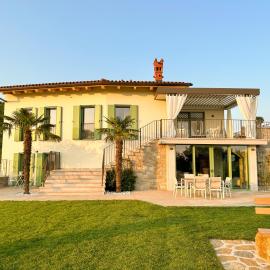 Ca' S Lorenz - A Luxury 100m2 Apartment in a Chic Vineyard Villa, hótel í Dobrovo