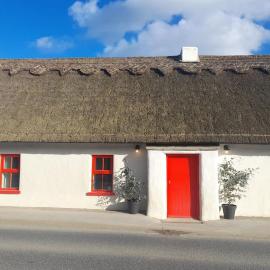 Luxury 300yr old Irish thatch cottage close to sea, hotel a Rush