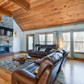 Bryson City Cabin: Deck & Mountain-View Hot Tub