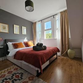 Cosy and quiet one bedroom Thames flat, hotell Londonis