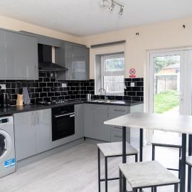 Beautiful 5 single bedroom house, hotel in Dagenham