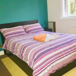 Stylish London Living with Free Parking in Super Host 5 Star Home, hotel sa Finchley