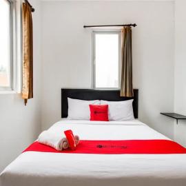 RedDoorz Plus near Galaxy Mall, khách sạn ở Watulawang