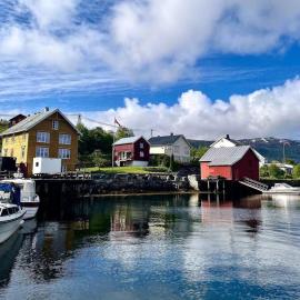 Hus ved Valsøyfjorden, hotell i Otnes