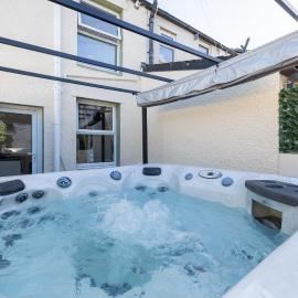 The Bay Cottage Hot Tub & Sauna Morecambe Bay, hotel u gradu Morkem