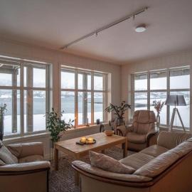 Secluded northern light apartment with great view!, hotel v destinácii Selnes