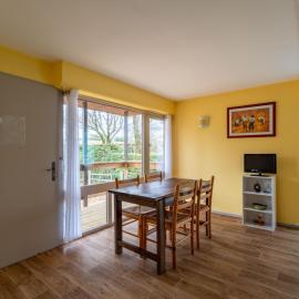 Chalet cosy pour 4 pers à Mimizan, proche plages et pistes cyclables, classé 2 étoiles - FR-1-50-108, hotel in Mimizan