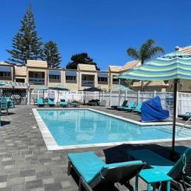 Amazing Location - Large and Luxurious 1 Bedroom Beach Condo By Beaches and Attractions, hotel sa Solana Beach