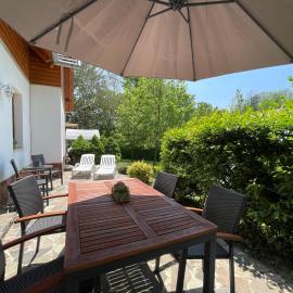 Kastelo Teraso Park Apartment with 25m Private Groundfloor Terrace, hotel in Zalacsány