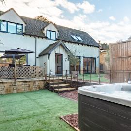 Cotswold holiday let with hot tub - The Old Garage, hotel a Chipping Norton