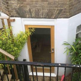 Self-contained, private entrance, near city centre