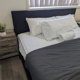 Huge Holiday Home 4Beds 2Baths in Gladstone near Shopping Center, hotel u gradu Gledston