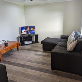 Christa's 4Bedroom Entire Private House Gladstone City, hotel u gradu Gledston