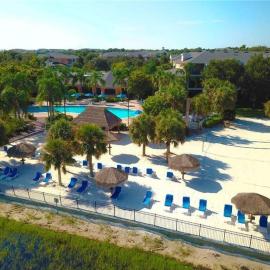Beach Resort with poolside tiki bar and Hot Tubs near Disney World