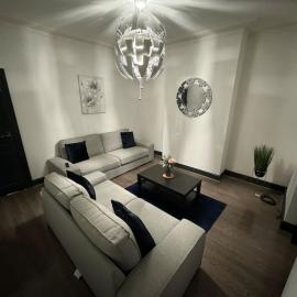 Contractors, Groups 4xBedRooms 5xDouble Beds, Close to City free parking sleeps x 10 WiFi ,Netflix,LGI Check Reviwz, Hotel in Leeds