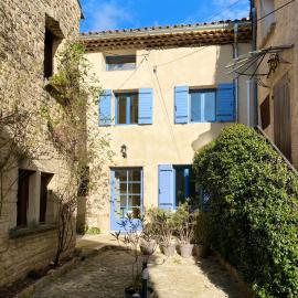 Charmante maison de village au coeur du Luberon, ξενοδοχείο σε Cucuron