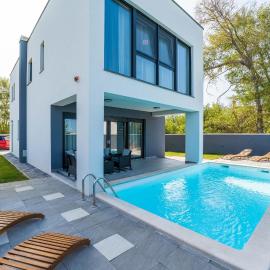 Villa Valy with heated pool, hotel in Privlaka