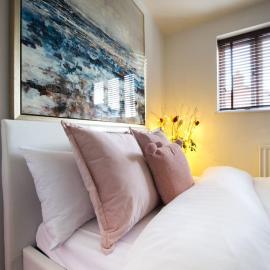 4 Bed Townhouse 2 mins from everything & 1 parking space!