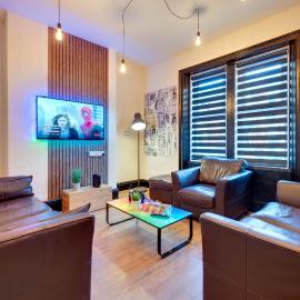 Newcastle CITY APT35,FREE STREET PARKING,4 BEDROOM HOUSE,8 SINGLE BEDS,FULL KITCHEN,ALL ROOMS WITH TVs,NETFLIX
