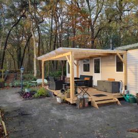 Chalet met veranda aan bosrand, hotel din Vledder
