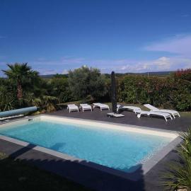 spacieuse, lumineuse villa avec piscine، فندق في Saint-Clément